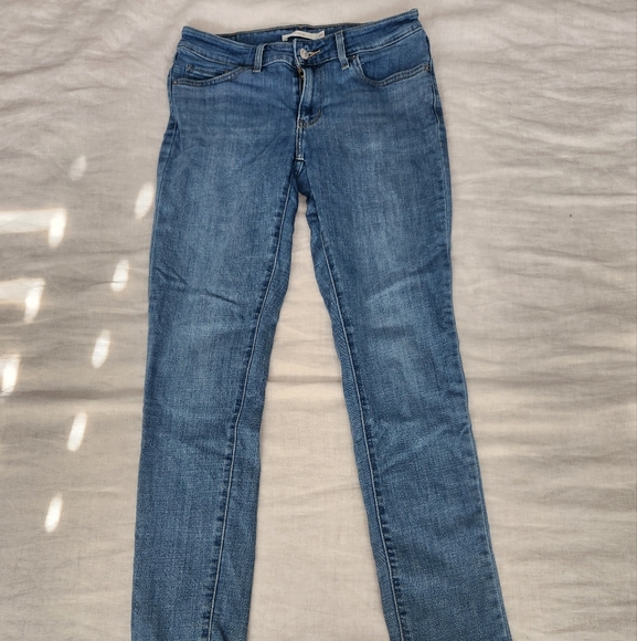 Levi's 711 Skinny Jeans with medium blue wash - Picture 4 of 5